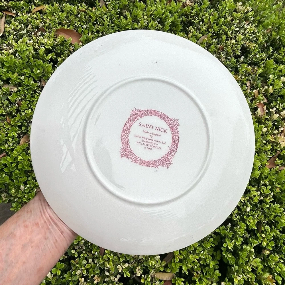 Josiah Wedgwood and sons Red Santa  Williams Sonoma Decorative Holiday Plate